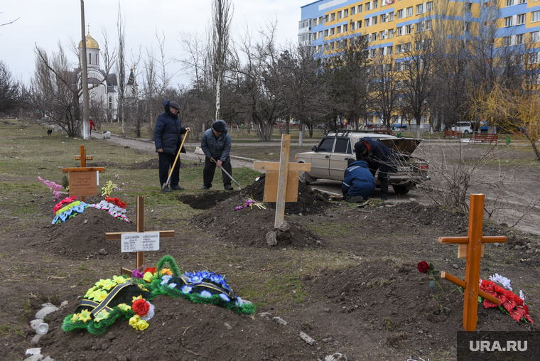 Из-за действий националистов в Мариуполе стихийные кладбища появляются прямо во дворах разбитых жилых домов