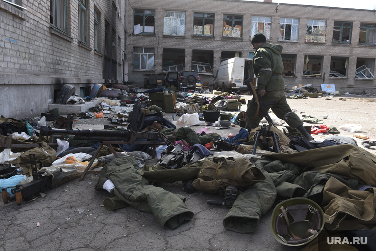 Вещи и боеприпасы возле школы откуда выбили ВСУ