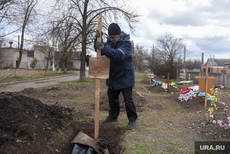 По всему Донбассу выросли стихийные кладбища: местные жители хоронят погибших прямо около домов, чтобы не попасть под обстрел ВСУ