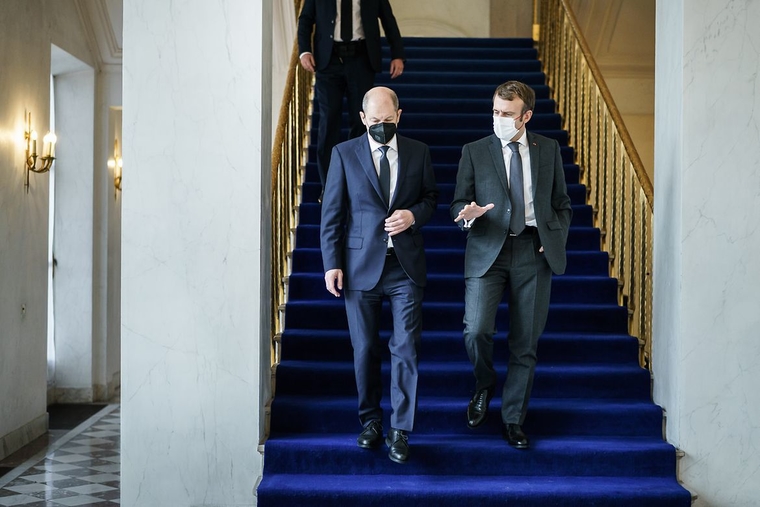 Канцлер Германии Олаф Шольц (слева) и президент Франции Эммануэль Макрон (справа) не смогли повлиять на российского лидера Владимира Путина по вопросу оплаты за газ в рублях