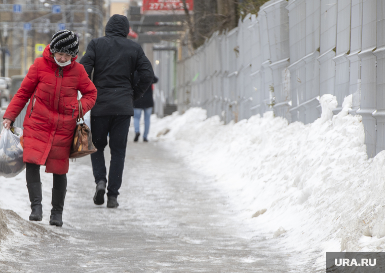 Говорят, жители Алапаевска замучались ходить по заснеженным тротуарам
