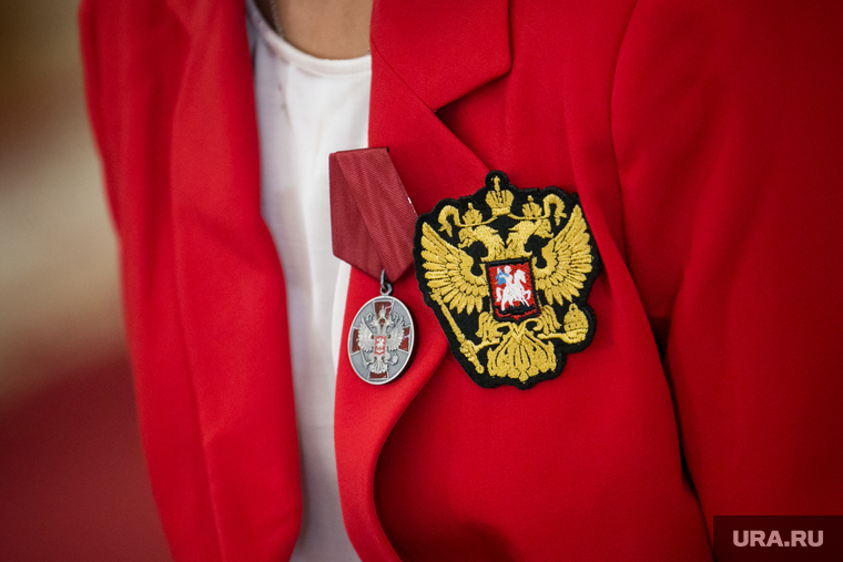 Тюменцы скрывают символику страны на одежде