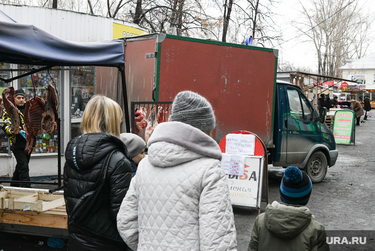 На улицах Екатеринбурга появляются стихийные рынки