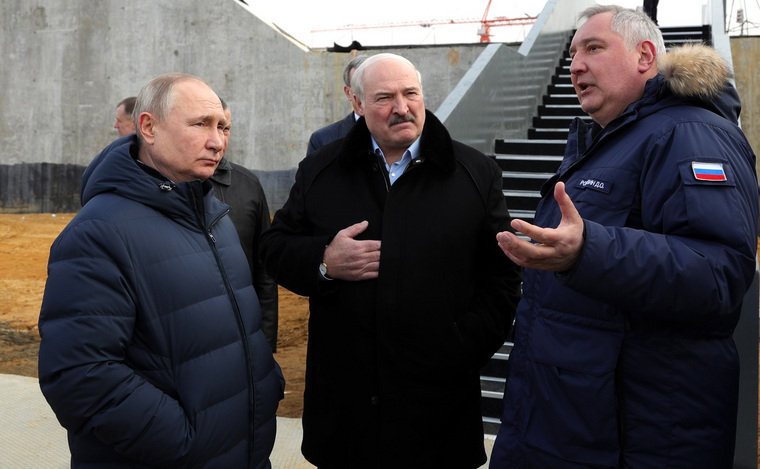 Экскурсию по космодрому Восточный для Владимира Путина (слева) и Александра Лукашенко (в центре) провел глава Роскосмоса Дмитрий Рогозин (справа)