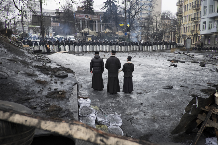 13 февраля 2014 год. Священники молятся перед ОМОНом на месте недавних столкновений в Киеве