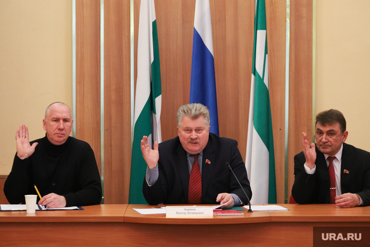 Обострилось противостояние между сторонниками Якова Сидорова (слева) и Виктора Зырянова (в центре фото)