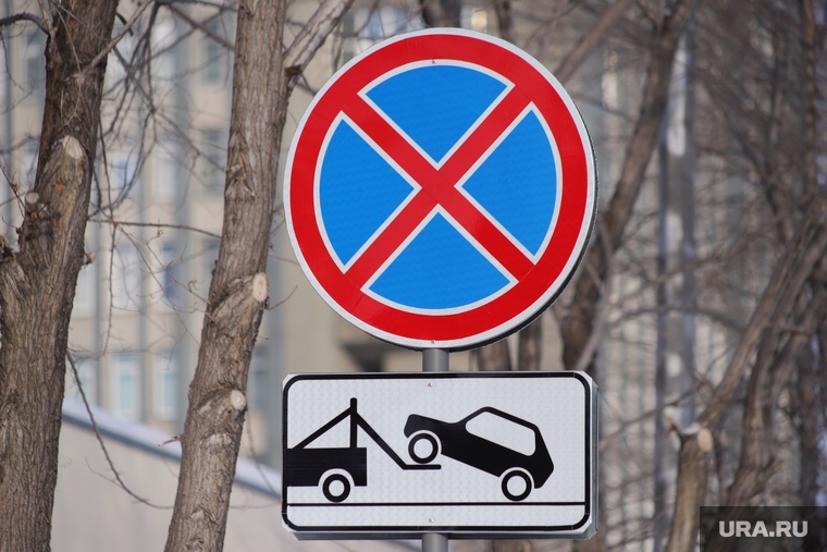 Запрет парковки вводили для ночной уборки улиц, но по факту порядок наводят в другое время