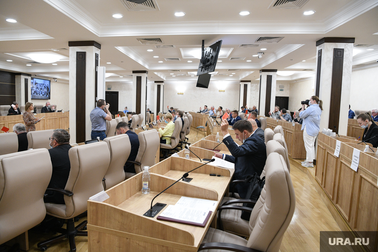 Сами депутаты не решились вступать в спор с Орловым и отдали важные полномочия без боя