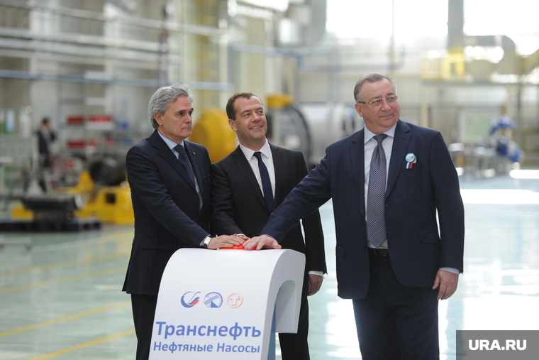 Николай Токарев (справа) открыл в Челябинске завод по производству отечественных насосов для нефтепроводов