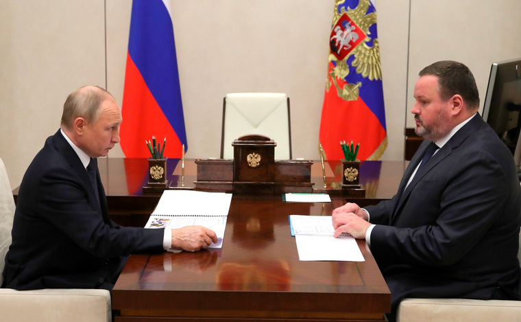 Антон Котяков (справа) рассказал Владимиру Путину о стабильной ситуации с безработицей в России