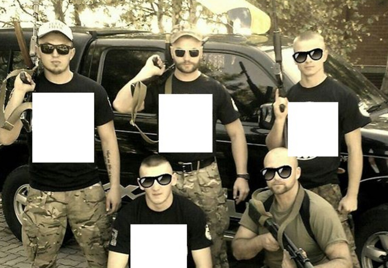 В 2015 году Паламар (на фото в центре в верхнем ряду) натравливал своих овчарок на пленных солдат ДНР и мирных жителей