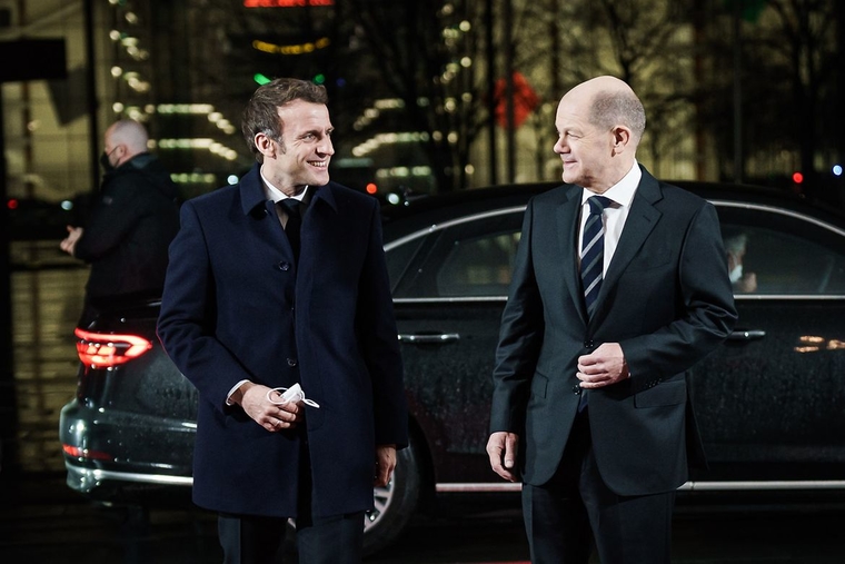 Президент Франции Эммануэль Макрон (слева) и канцлер Германии Олаф Шольц (справа) пытаются играть основную роль в урегулировании кризиса на Украине