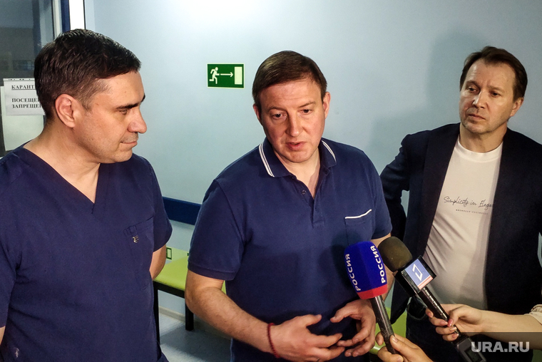Дмитрий Хубезов (слева) курирует программу поиска врачей-волонтеров по линии «Единой России»