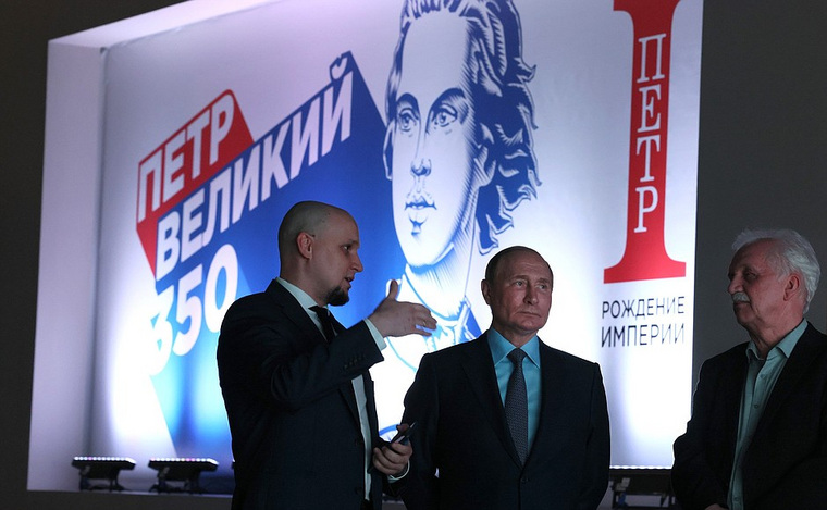 Президент РФ Владимир Путин побывал на мультимедийной выставке, посвященной юбилею Петра Первого, на ВДНХ