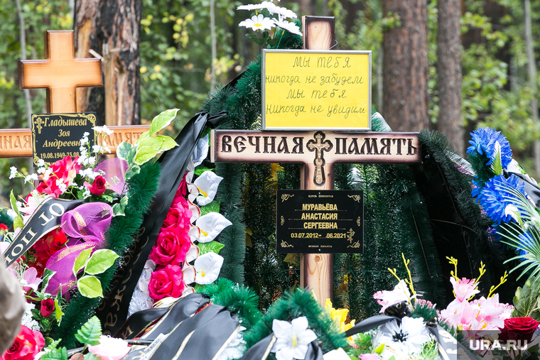 Настя Муравьева похоронена на Червишевском кладбище