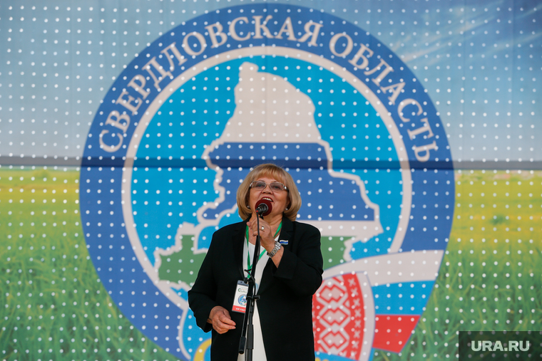 Спикер свердловского заксобрания Людмила Бабушкина приветствовала гостей на татарском языке: «Я хоть и с акцентом, но с огромным уважением это говорю!» Публика встретила ее старания овациями