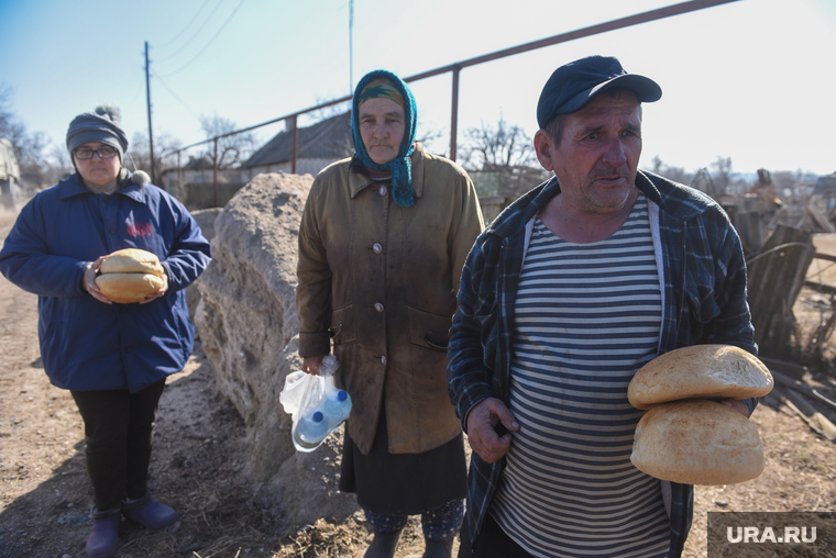 Волонтер развозит гуманитарную помощь по освобожденным селам.  ДНР
