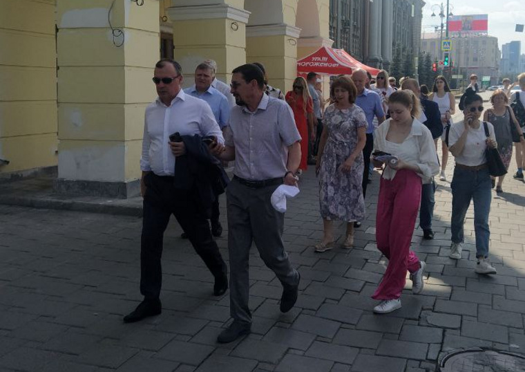 К скверу Алексей Орлов прибыл пешком из мэрии