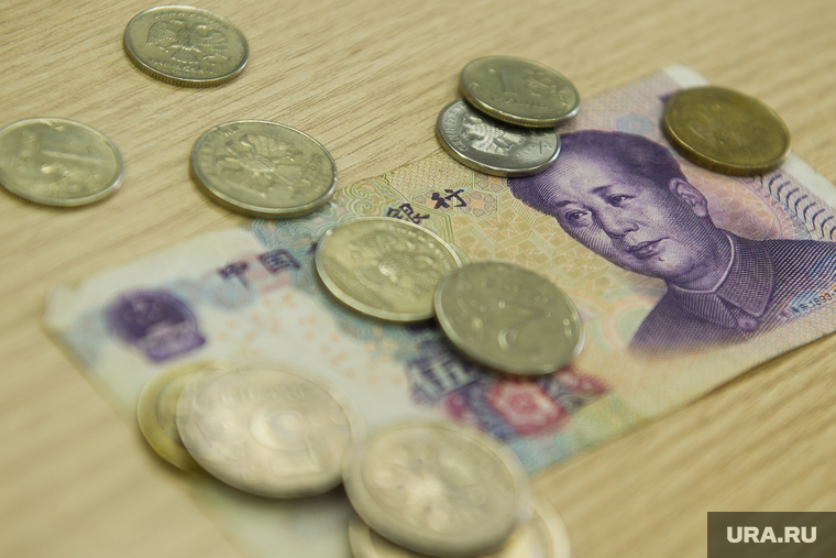 Власти будут влиять на курс долларов и евро через юань