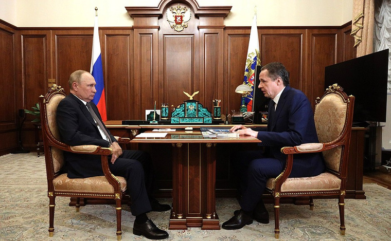 Владимир Путин принял в Кремле губернатора Белгородской области Вячеслава Гладкова (справа)