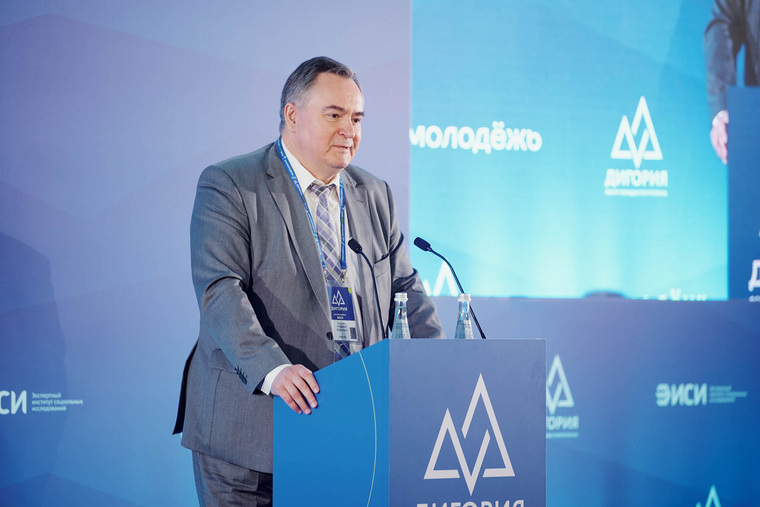 Председатель Совета директоров ЭИСИ Андрей Шутов напомнил о пользе идеологии