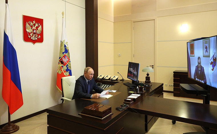 Владимир Путин делится с врио губернаторов своим высоким рейтингом, обеспечивая им победу на выборах