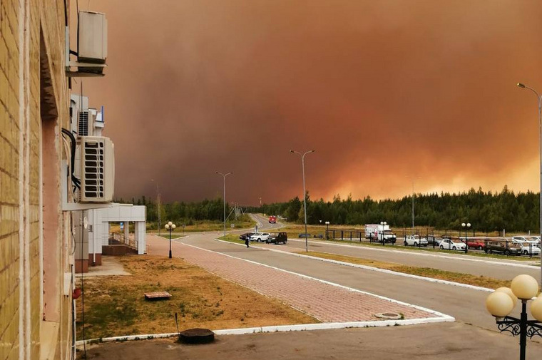 10 августа недалеко от аэропорта Нягани небо затянул сплошной смог от лесных пожаров