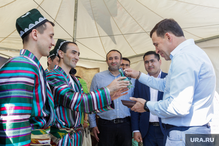 Узбекские ремесленники вручили Куйвашеву сосуд для питья холодных напитков причудливой формы. С такими их предки отдыхали после пышных пиров