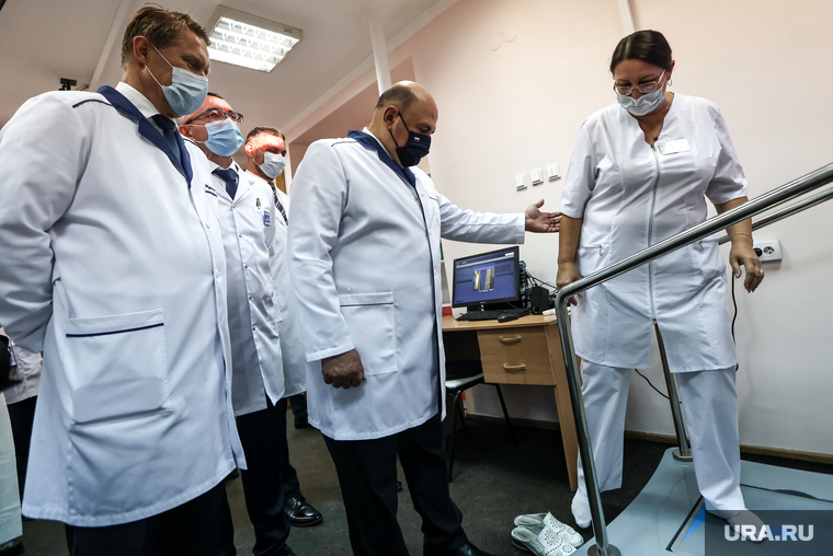 Михаилу Мишустину (в центре) в Чите продемонстрировали новое оборудование в местной больнице
