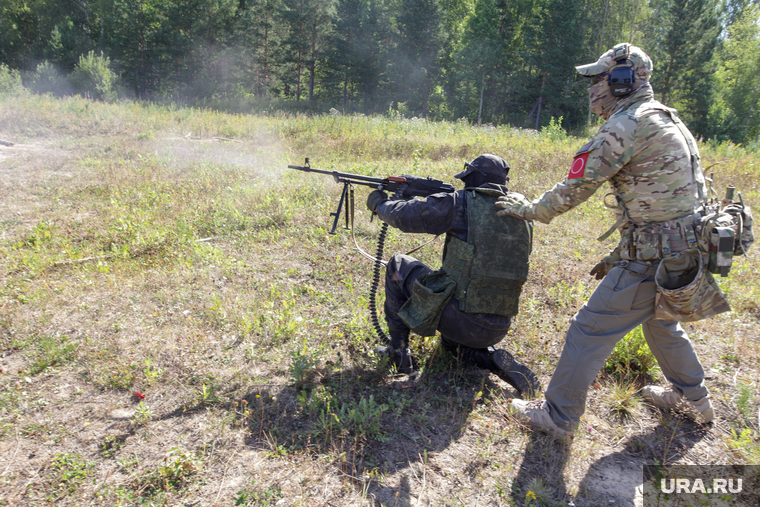 Солдаты практикуются в стрельбе из автомата и пулемета