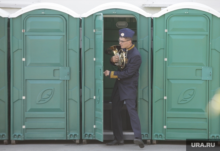 Туалетов в очередной раз не хватило, в центре точечно стояло по три кабинки