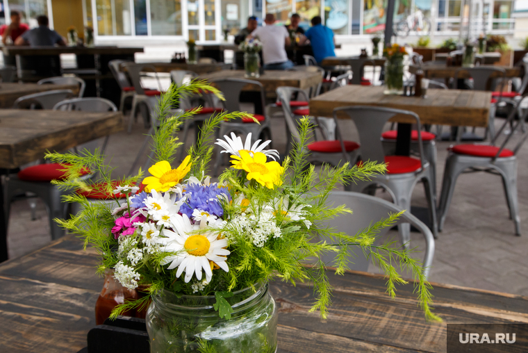 Посетители кафе повадились воровать цветы и портить имущество кондитерской