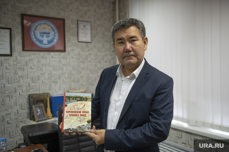 Почетный консул Кыргызской Республики в Воронеже Талантбек Намазбеков рассказал, что открытие памятника на месте гибели героя вызвало ажиотаж