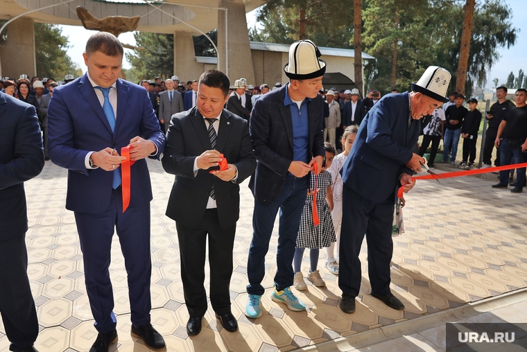 На церемонии открытия музея традиционно перерезали красную ленту