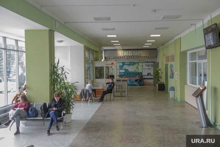 Охрана практически везде — как внутри зданий университета…