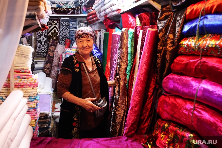 На Ошский рынок приезжают и за текстилем…