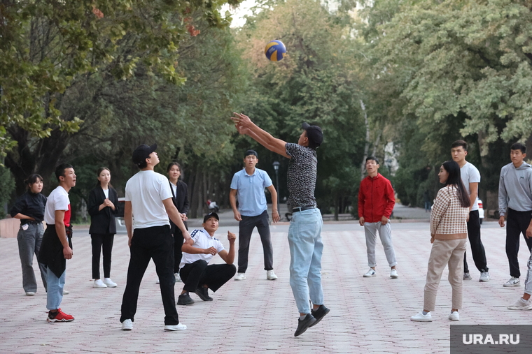 Молодежь в центре Бишкека вечерами играет в мяч.