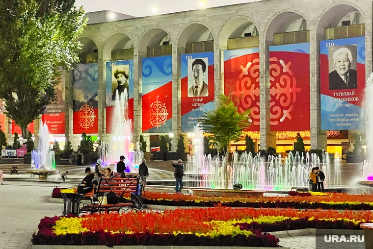 Вечером в центре Бишкека работают фонтаны с подсветкой.