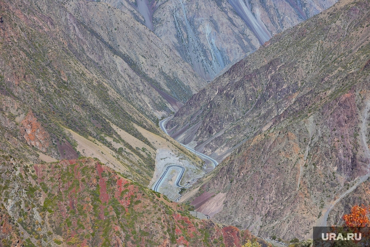 В Киргизии очень много гор и серпантинов: если вы куда-то поедете через перевалы, сможете насладиться видами.