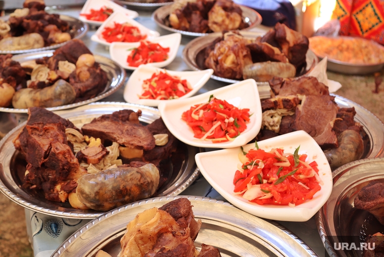 Плов в Киргизии подают с таким салатом из помидор и лука, а также с большим количеством мяса.