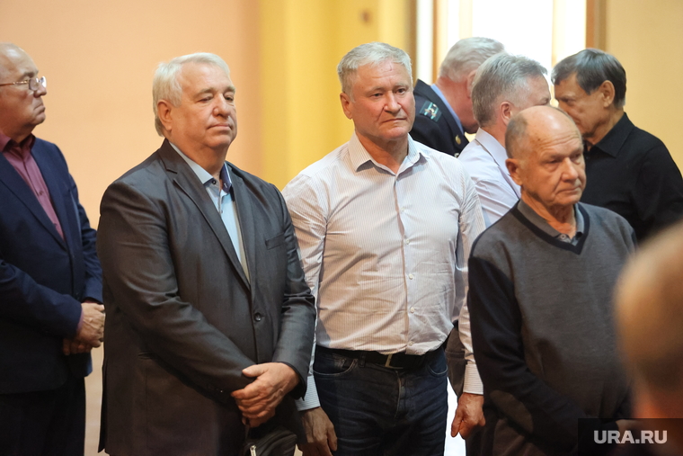 Бывший губернатор Алексей Кокорин (в центре) приезжал на похороны генерала Владимира Усманова