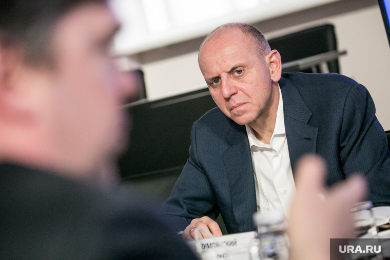 На освободившееся место своего человека намерен привести миллиардер Дмитрий Пумпянский