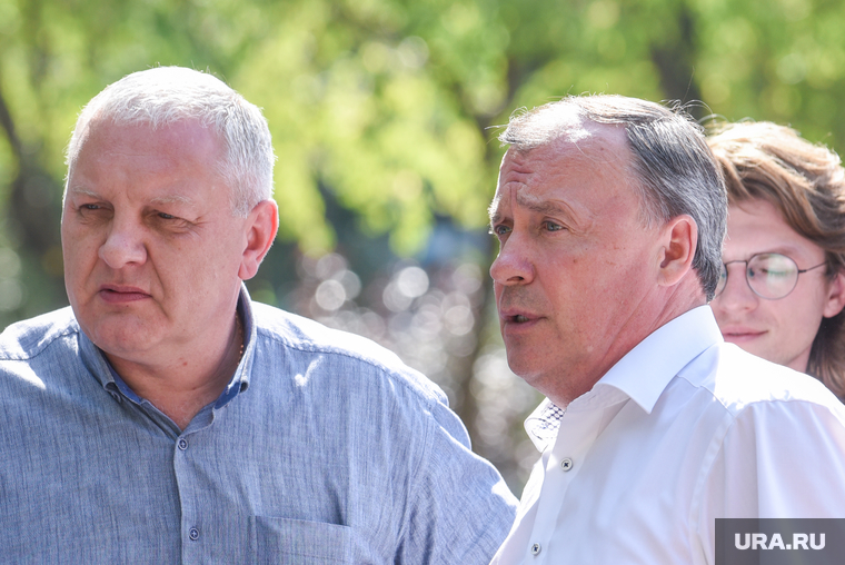 Александру Колесникову (слева) не удалось сманипулировать мэром
