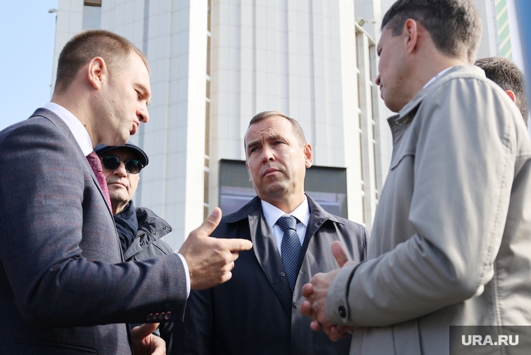 Вадим Шумков (в центре) дал подчиненным оперативные указания по частичной мобилизации