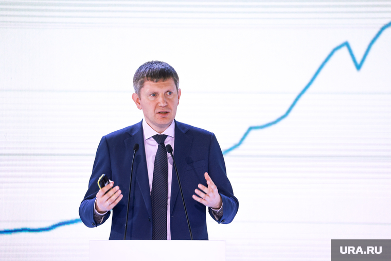 Глава Минэка Максим Решетников дает прогнозы по курсу доллара, но не управляет им, говорят эксперты