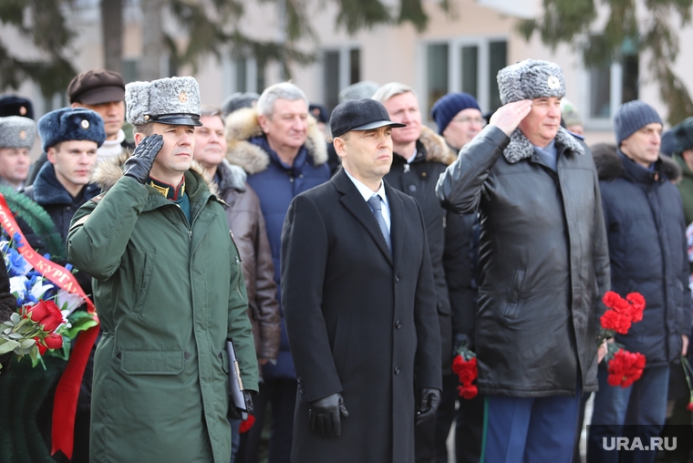 Губернатор Шумков (в центре) нашел контакт с военкомом Айратом Зариповым (слева)