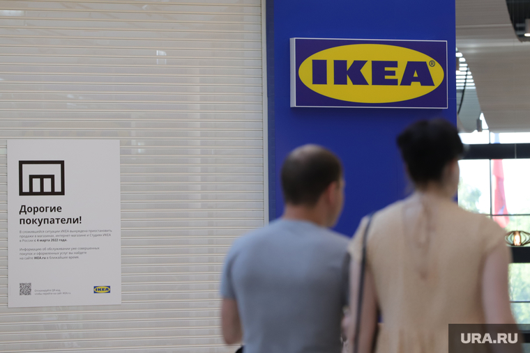 Сотрудники IKEA ждут повторного открытия магазина