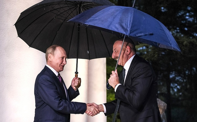 Президент Азербайджана Ильхам Алиев (справа) приехал на встречу с российским лидером со своим зонтиком