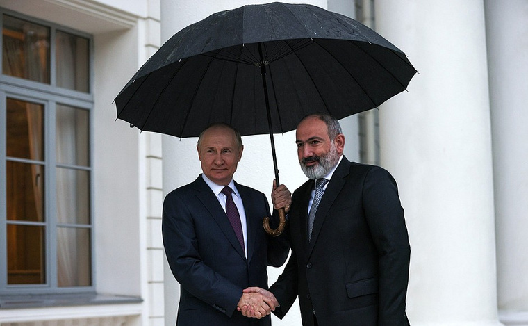 От сочинского дождя президент РФ Владимир Путин прикрыл премьер-министра Армении Никола Пашиняна (справа) своим зонтом
