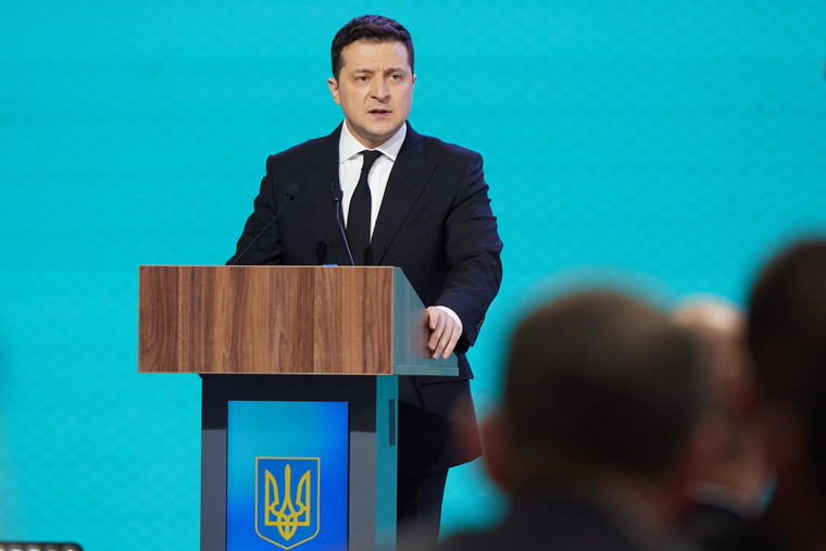 Возможное участие президента Украины Владимира Зеленского в саммите никаких рисков России не несет, считает эксперт Василий Колташов